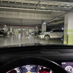 어둠 속 운전 고개 숙이기